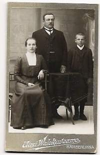 Perhe Hämeenlinnasta - visiittikuva ateljeekuva valokuva