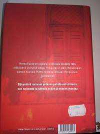 Hertta, 2015. 2.p. Säkenöivä romaani palavan poliittisesta liitosta, sen noususta ja tuhosta sodan ja vaaran vuosina.