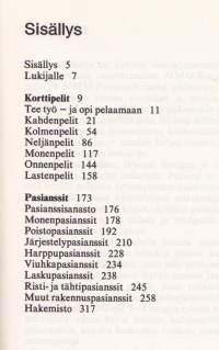 Korttipelit ja pasianssit, 1994. 5.p. Perustuu MMM-Korttipelikirjan ja MMM-Pasianssikirjan uusittuihin peliohjeisiin.