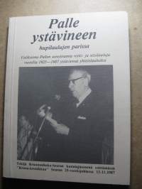 Palle ystävineen hupilaulujen parissa
