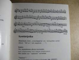 Palle ystävineen hupilaulujen parissa