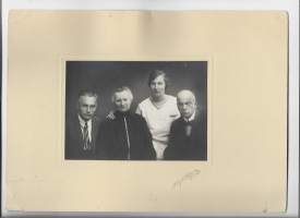 Perhe Savolainen  - visiittikuva ateljeekuva valokuva kova pohja 20x28 cm