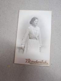 Maisteri Kerttu Kärkkäinen, Iisalmi, Atelier V. Barsokevitsh -visiittikorttivalokuva / visit card photo / cdv