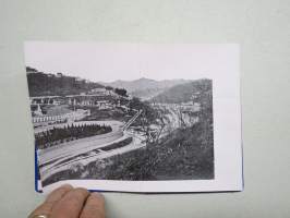 Campsanto di Genova -haitarimaisesti aukeava kuvateos kaupungista ja nähtävyyksistä, kartta, kohopainatteinen kansi, 1900-luvun alku (kuvissa ei vielä näy autoja)
