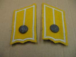 SA-kauluslaatat, pari - Ratsuväki värvätty + napit (kelta-harmaa)   musta. tukikangas n. 8 cm