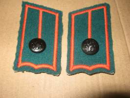 SA-kauluslaatat, pari - Rajavartiolaitos värvätty  + napit (vihreä-oranssi)  vaalea seitti tukikangas n. 8 cm (käytetyt)