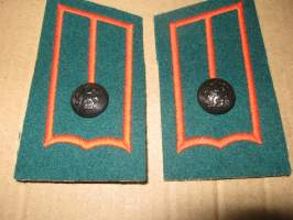 SA-kauluslaatat, pari - Rajavartiolaitos värvätty  + napit (vihreä-oranssi)  vaalea seitti tukikangas n. 8 cm (uudet)