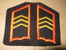 SA-kauluslaatat, pari - Panssarintorjunta kersantti (musta-oranssi) musta huopa tukikangas n. 8 cm (uudet)
