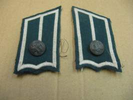 SA-kauluslaatat, pari - Jalkaväki värvätty + napit(vihr-harmaa) musta  tukikangas n. 8 cm