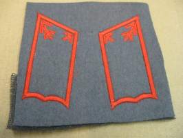 SA-kauluslaatat, pari - Lääkintä upseeri (harmaa-puna)  musta tukikangas n. 8 cm (uudet)