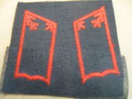 SA-kauluslaatat, pari - Lääkintä upseeri (harmaa-puna)  musta tukikangas n. 8 cm (uudet)