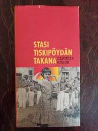 Stasi tiskipöydän takana