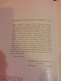 Seinäjoki, valokuva teos v.1959. Kuvien teksti suomi, ruotsi ja englanti. Kuvia -50 luvulta ja taaksepäin yht.130 kpl.kauniita vanhoja rakennuksia, työtapoja.