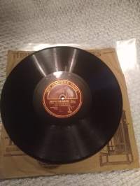 His master&#039;s voice X2832 , The troubadours : Neapolitan nights / some day - somewhere V. 1928