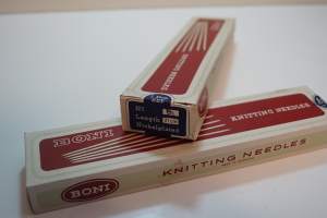 Boni knitting needles  made in denmark vanha täysi avaamaton tukkupakkaus kutomapuikkoja nr 6 pituus 21 cm tuotepakkaus 5x22x2,5 cm