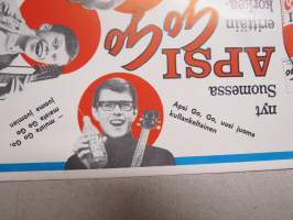 Harjun kesäteatteri, Jyväskylä - Pukki paratiisissa -näytelmä, ohjaus Mikko Nousiainen -1966 mainosesite, takana Apsi Go Go / Ilkan Grilli -mainos