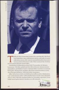Jättiläiset, 1997. 1.p. Mediamogulit Richard Armstrong ja Keith Townsend kamppailevat pelastaakseen imperiuminsa.