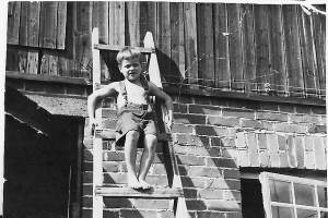 Poika portailla 1945  valokuva 6x9 cm