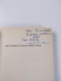 Sietämisestä solidaarisuuteen : mielisairaalareformit Italiassa ja Suomessa (signeerattu, tekijän omiste)