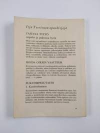 Taitava tyttö ompelee ja pukeutuu hyvin