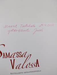 Samassa valossa : näyttelijäntyö hoitolaitoskiertueella (signeerattu, tekijän omiste)