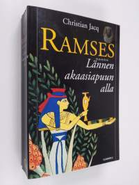 Ramses Lännen akaasiapuun alla