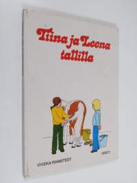 Tiina ja Leena tallilla