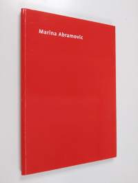 Marina Abramovic : talon siivous : matkakaappi = Cleaning the house : travelling cabinet