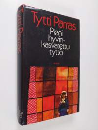 Pieni hyvinkasvatettu tyttö