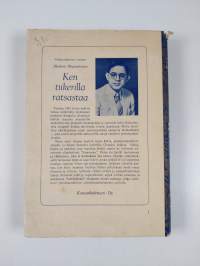 Ken tiikerillä ratsastaa