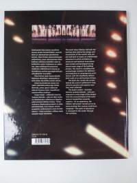 Sibeliustalo : puun ja valon arkkitehtuuria = Sibelius Hall : an architecture of wood and light