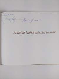 Raiteilla kaikki elämän vaunut : Tunnelmatuokioita Pohjanmaan radan varrelta sanoin ja kuvin (signeerattu)