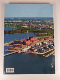 Naapurina Ruoholahti : 1992-2002, asukkaat - toimitilat - kanava : 10-vuotisjuhlakirja = Neighbours Ruoholahti : the first 10 years : people - jobs - townscape