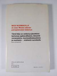Mies nurmikolla