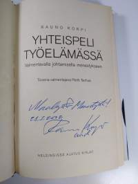 Yhteispeli työelämässä : valmentavalla johtamisella menestykseen (signeerattu)