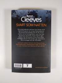 Svart som natten : kriminalroman
