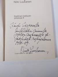 Ohikulkijan silmäyksiä (signeerattu)