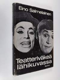 Teatteriväkeä lähikuvassa