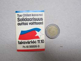 Tue Chilen kansaa! Solidaarisuus auttaa voittoon! Taksvärkkipäivä - Suomi-Chile-Seura, vasemmistolainen 1970-luvun tuki- ja solidaarisuus- / varainkeruumerkki -tarra