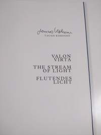 Valon virta = The stream of light = Flutendes Licht (signeerattu)