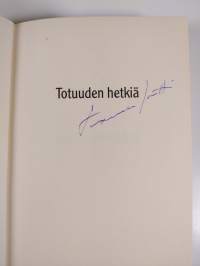 Totuuden hetkiä (signeerattu)