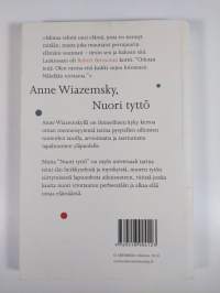 Nuori tyttö : romaani