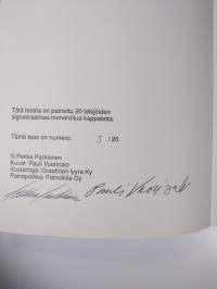 Kaulukset pystyssä (numeroitu, signeerattu)