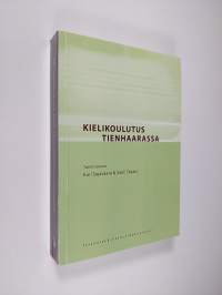 Kielikoulutus tienhaarassa