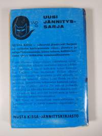 Täyttä ainetta : jännitysromaani