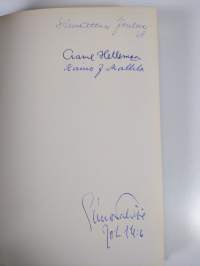 Minä - sinä - hän : kirjoitelmia ja pakinoita (signeerattu)