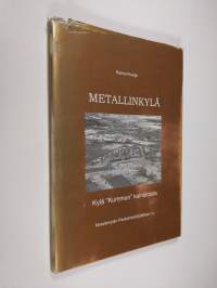 Metallinkylä : kylä &quot;kummun&quot; kainalossa (signeerattu)