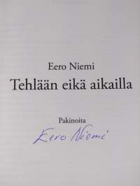 Tehlään eikä aikailla : pakinoita (signeerattu, UUDENVEROINEN)