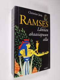 Ramses Lännen akaasiapuun alla