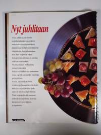 Yhtä juhlaa! : perhejuhla- ja etikettikirja
